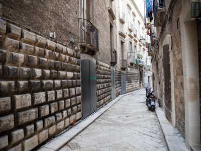 Questo � interrotto dai quattro archi che permettono l�ingresso in locali che ospitano attivit� commerciali